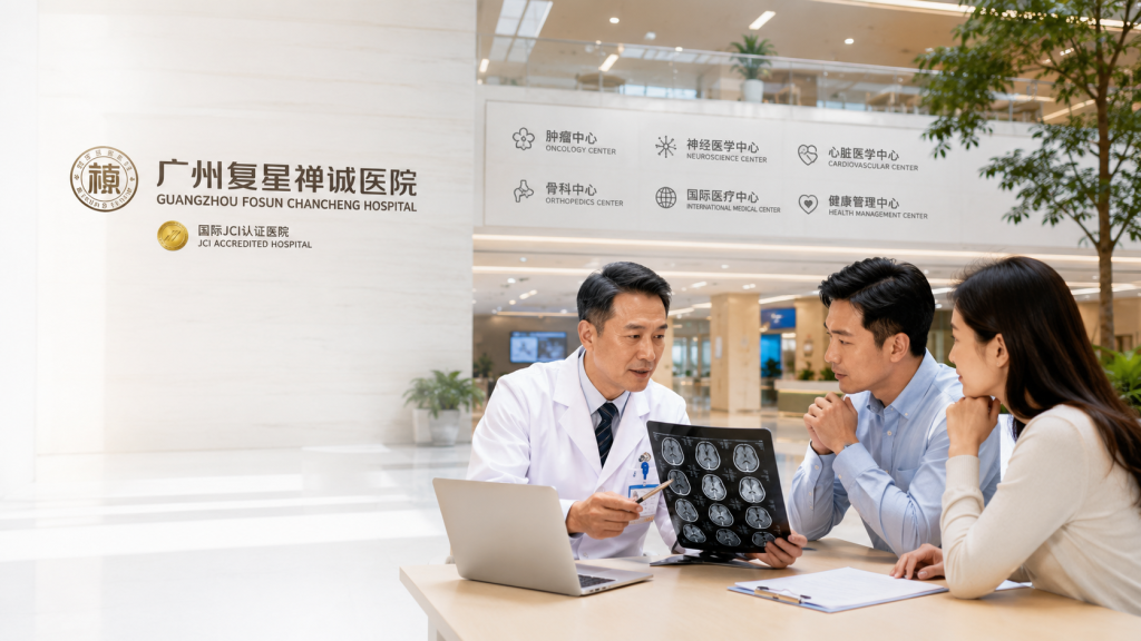 Dokter spesialis menjelaskan hasil pemeriksaan kepada pasien di ruang konsultasi Guangzhou Fosun Chancheng Hospital.