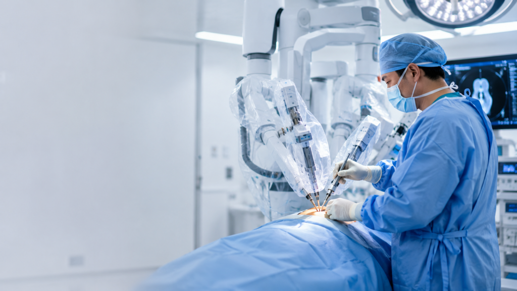 Dokter spesialis melakukan operasi robotik menggunakan teknologi robot bedah modern di ruang operasi untuk mendukung tindakan bedah dengan tingkat presisi tinggi.